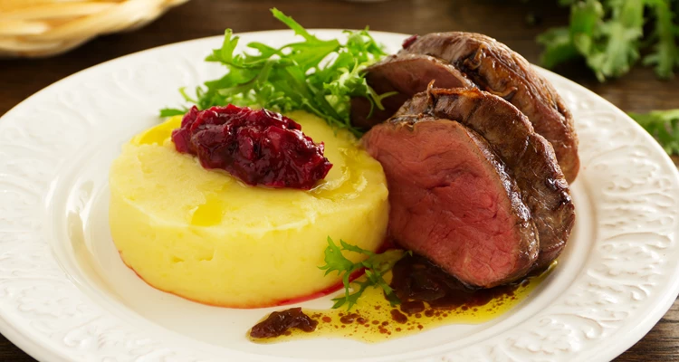 Kalbsfilet mit Erdäpfelpüree und Rote-Rüben-Chutney